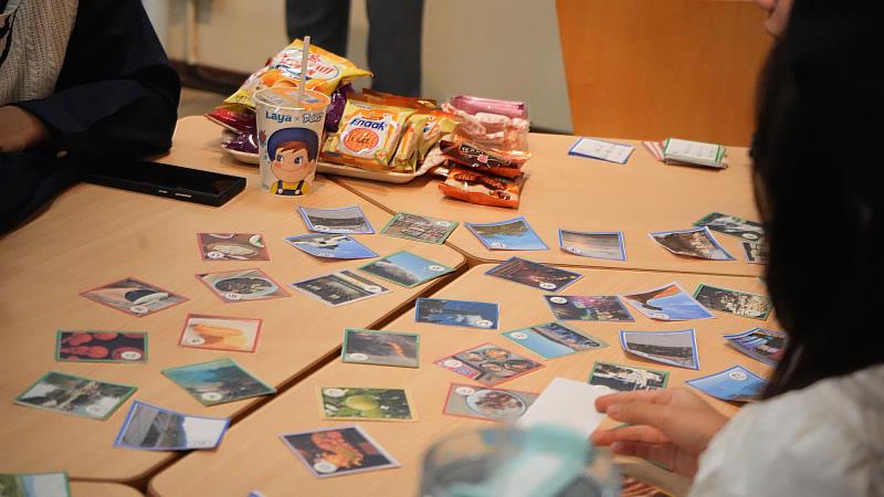 山口大學師生以台灣文化創作改版歌牌，展現跨文化融合的巧思。（世新大學提供）