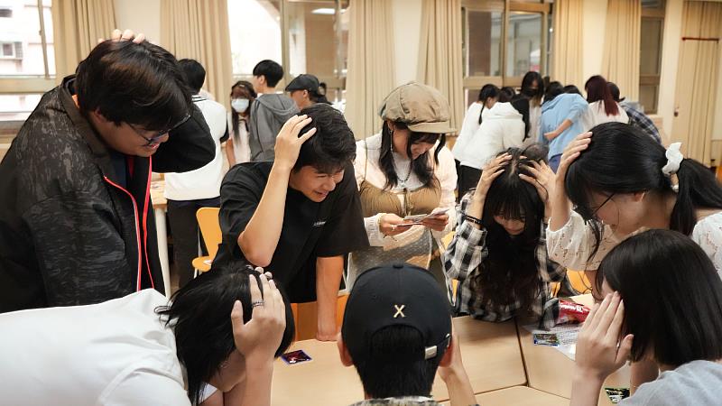 台日學生在笑聲與互動中拉近彼此距離。(世新大學提供)