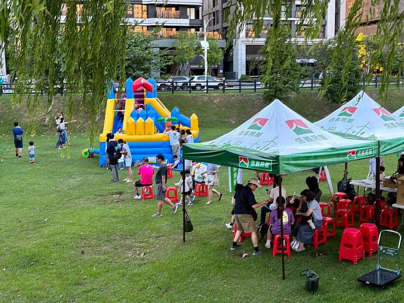 信義房屋力挺在地市集，提供大型氣墊遊戲區讓小朋友玩翻小檜溪。
