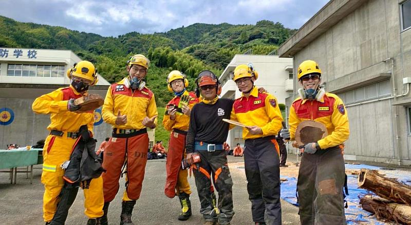 竹市消防局同仁與日本教官合影。