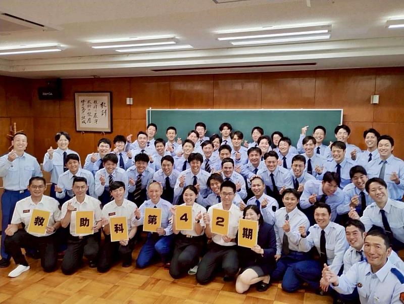 竹市消防局同仁於結業式與同期日本消防員合影。