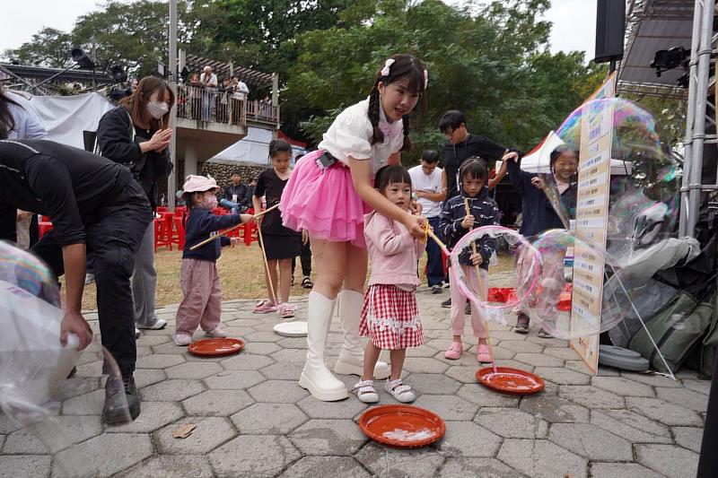 風城秋夜最閃亮！青草湖航海王煙火秀2週湧入逾25萬人潮