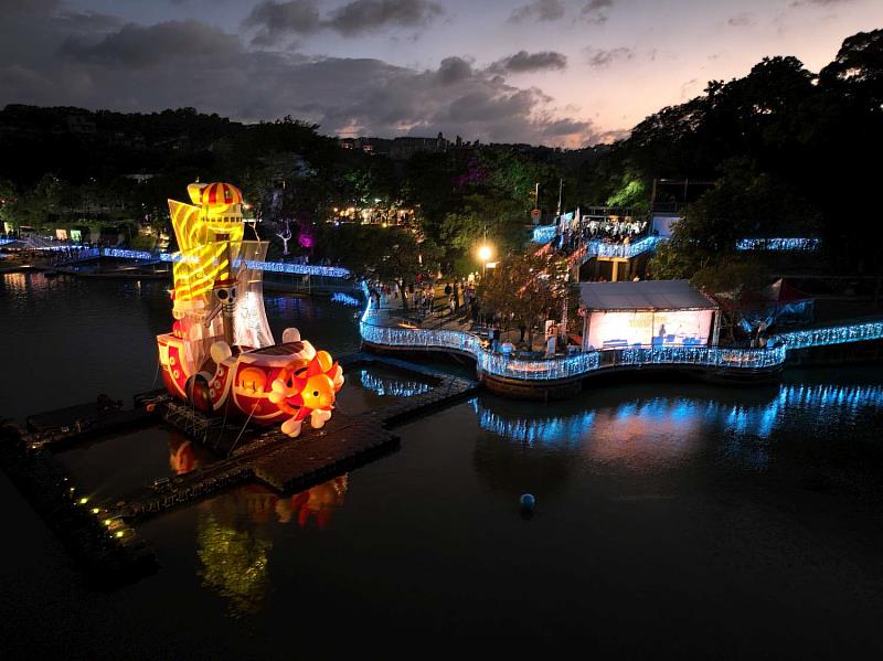 風城秋夜最閃亮！青草湖航海王煙火秀2週湧入逾25萬人潮