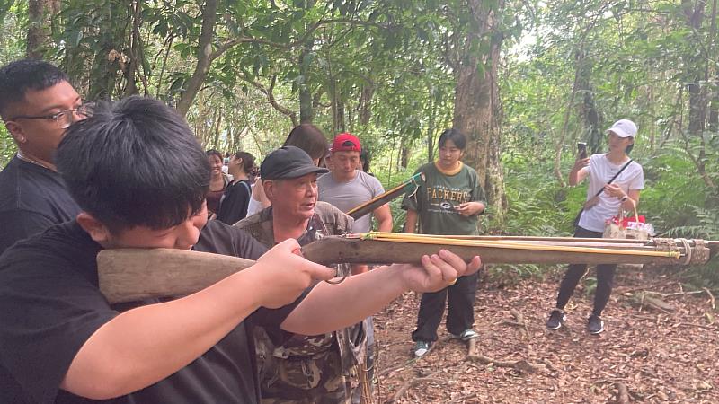 學生在山林中體驗傳統獵槍射擊，專注瞄準目標，感受原住民族的狩獵智慧。