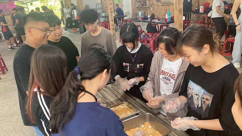 學生們分工合作搓揉麻糬，笑著分享成果，體驗原鄉文化的甜蜜滋味。