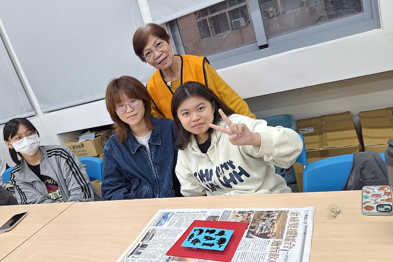 文創系學生在環保志工帶領下完成DIY作品