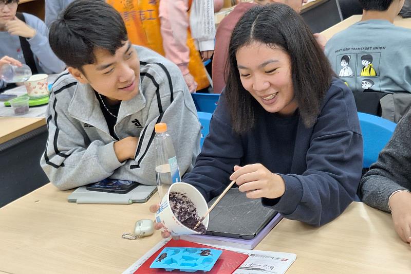 學生親手將海藻粉製作成各式海洋動物造型的碳鎖磁鐵
