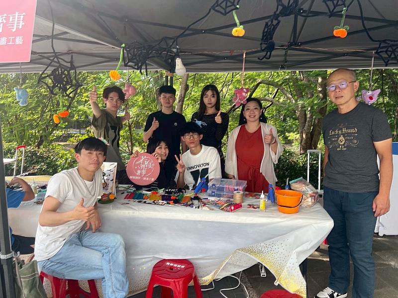 公廣系參與2025東寧商圈萬聖節活動《萌鬼同樂趣》，團隊與業主何若齊（後排右1）、指導老師劉正道（前排右）合影