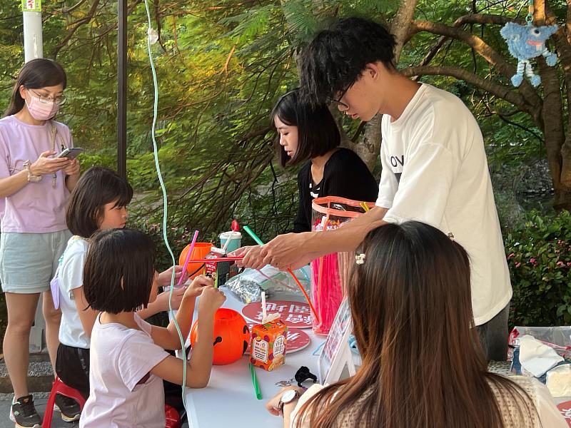 活動現場小朋友參加手作活動