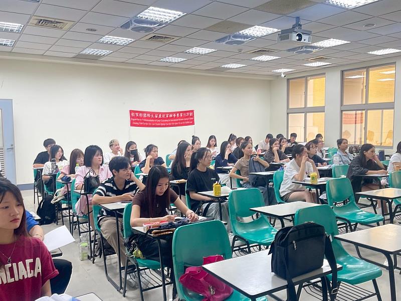 學生認真聆聽課程