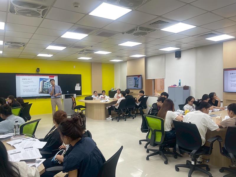 領導力企業管理顧問有限公司蔡秉宏顧問為學生講解訓練內容