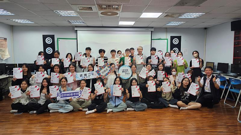 資傳系培訓越籍生考取實務證照，張世熙主任（前排右1）親自頒發證書