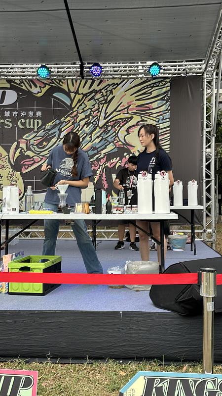 羅郁媄在「2025 KINGSHIP城市沖煮賽」決賽中展現專業身段