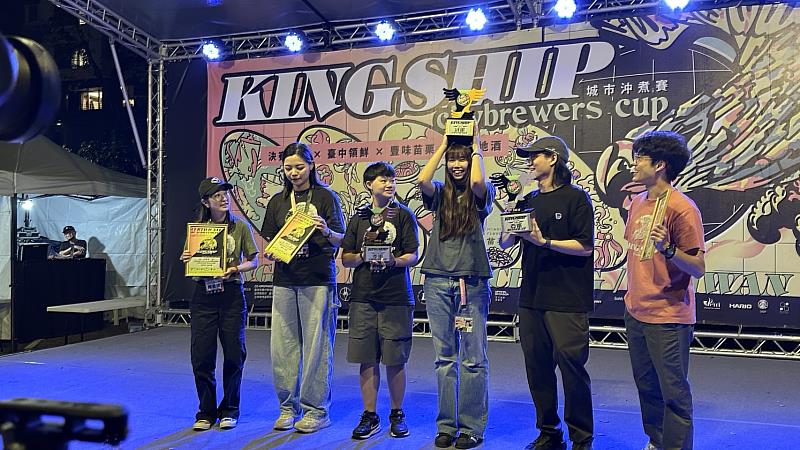 羅郁媄（右3）從全國6大賽區、260位菁英選手中脫穎而出，榮獲全國冠軍