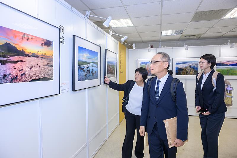 慈濟基金會顏博文執行長於典禮後參觀獲獎作品展覽