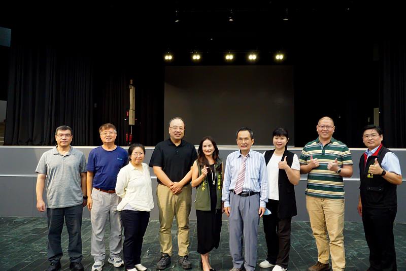 照片左起，資工系黃淵科老師、資工系林聯發老師、資工系鐘文鈺老師、資工系張道行老師、現任系友會長葉姿伶、資工系張雲龍主任、資工系陳洳瑾老師、資工系陳俊豪老師、系友會前會長李進福，九人在資工系20週年慶祝大會合影，老師們上台領取績優教師感謝狀之前的合影。