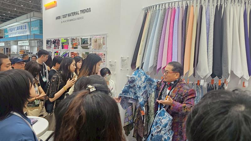 亞洲大學時尚系參訪台北紡織展、台中纖維工藝博物館