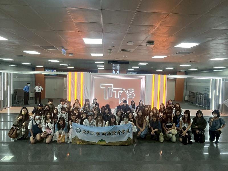 亞大時尚系師生校外參訪，在台北紡織展合影。