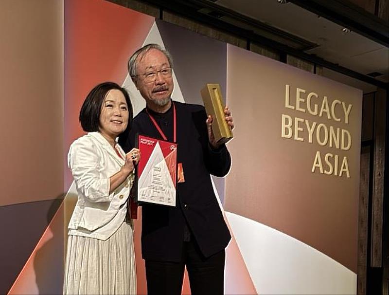 亞大講座教授林磐聳（右）繼今年3月榮獲「2025亞洲設計獎」特別獎後，再獲金點設計獎「最佳設計成就獎」。