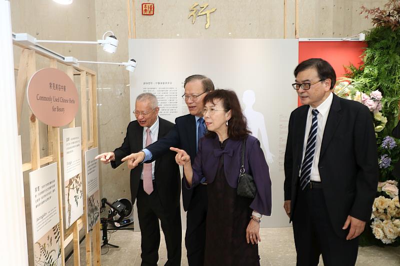 江安世校長伉儷、林昭庚院士由高尚德館長陪同參觀中醫藥的智慧與美學，興致盎然。