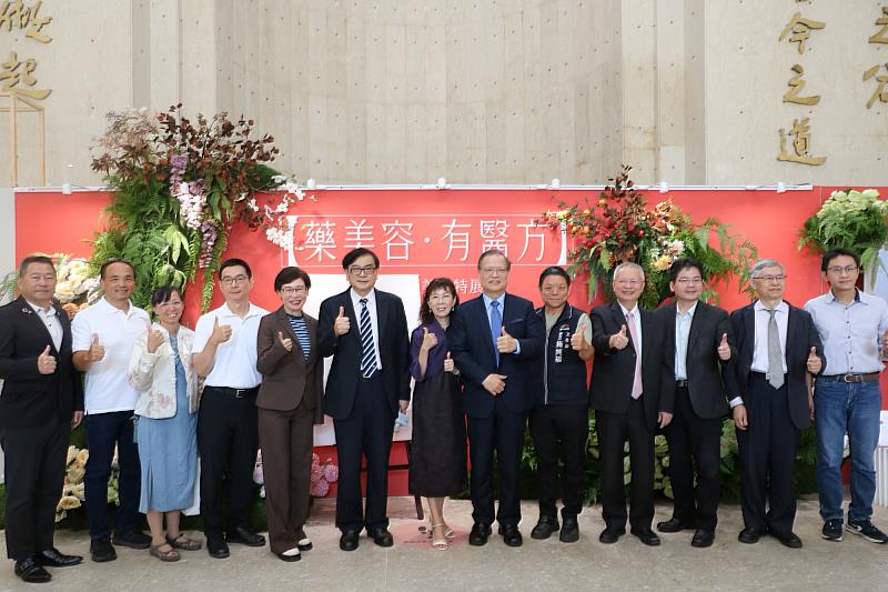 江安世校長伉儷、林昭庚院士、高尚德館長偕蒞校參加「藥美容．有醫方」特展，藝文界貴賓合影。