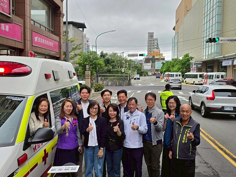 捐贈典禮大合照(左前1:環球產後護理之家負責人;左前2:劉美芳議員;前5:陳崇岳局長;右前2:中和區長楊薏霖;後3:金瑞龍議員)