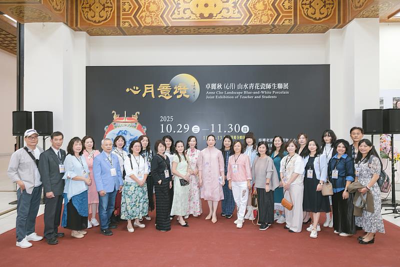 「卓麗秋（心月）山水青花瓷師生聯展」11月1日舉行開幕典禮，卓麗秋老師（左13）與24位參展學生合影。（卓麗秋提供）
