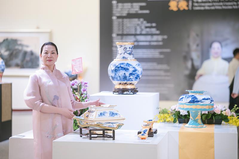 卓麗秋老師與其作品合影。（卓麗秋提供）