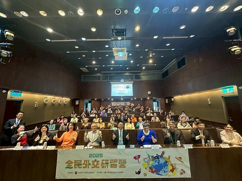 馬紹爾群島共和國大使館Anjanette M. Kattil駐台大使（右4）、外交部外交及國際事務學院主任秘書蘇岳璽及參加本場講座的來賓合影