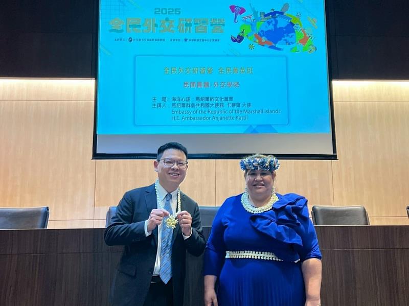 外交部外交及國際事務學院主任秘書蘇岳璽(左)及馬紹爾群島共和國Anjanette Kattil大使(右)合影