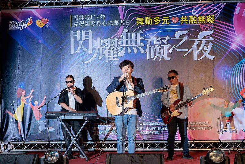 視障樂團臭豆腐大樂隊演出