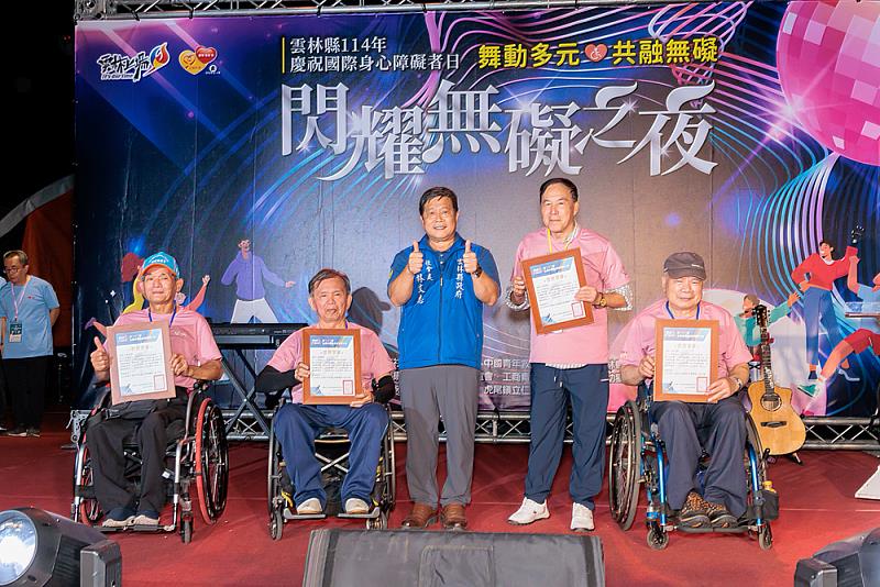 頒發7旬脊隨損傷運動員榮譽獎狀