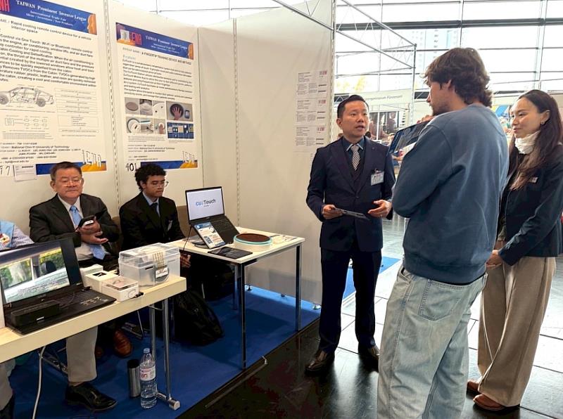 李國義老師、安明文同學、施金波老師在展場講解發明作品