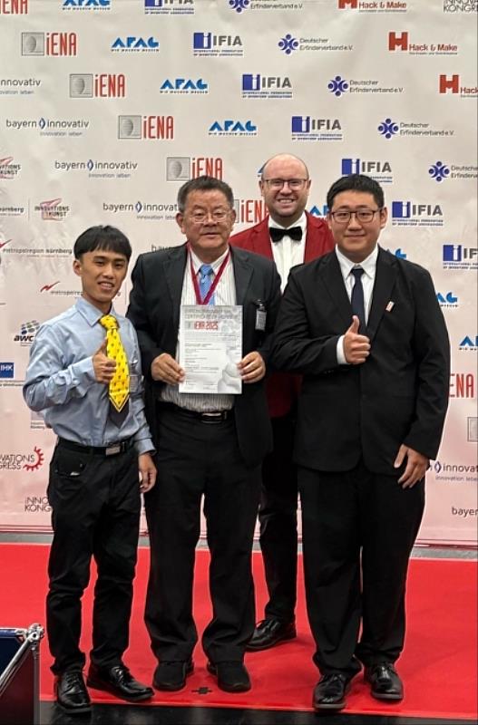 李國義老師（左2）帶領研究團隊吳晨偉同學（左1）與阮柏翰同學上台領獎