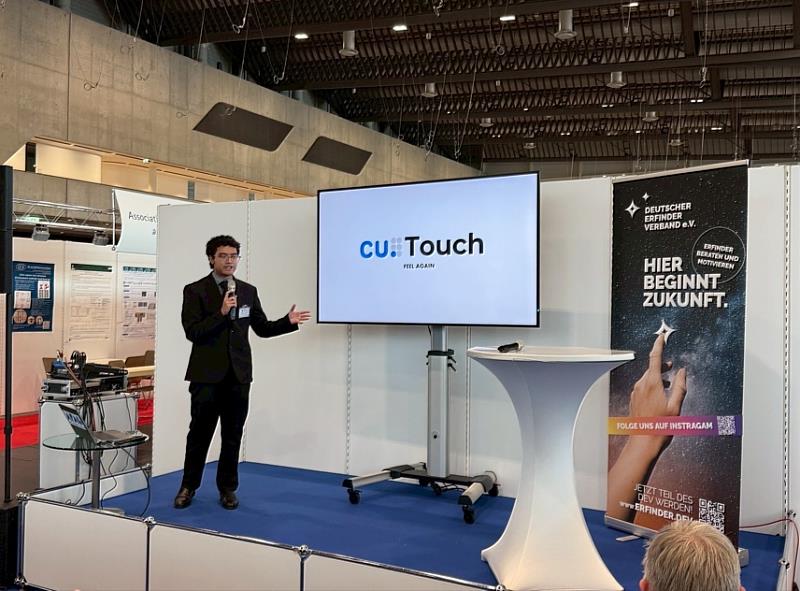 勤益安明文同學上台介紹發明成果