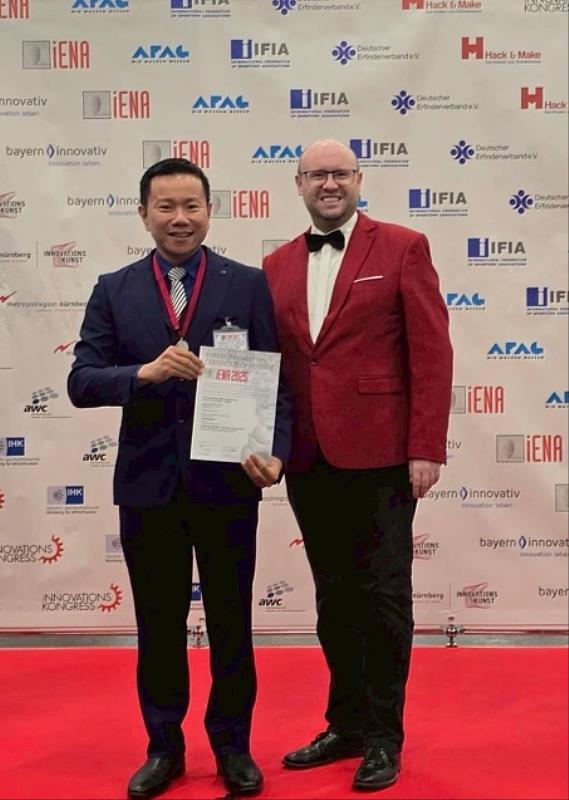 施金波老師上台領獎