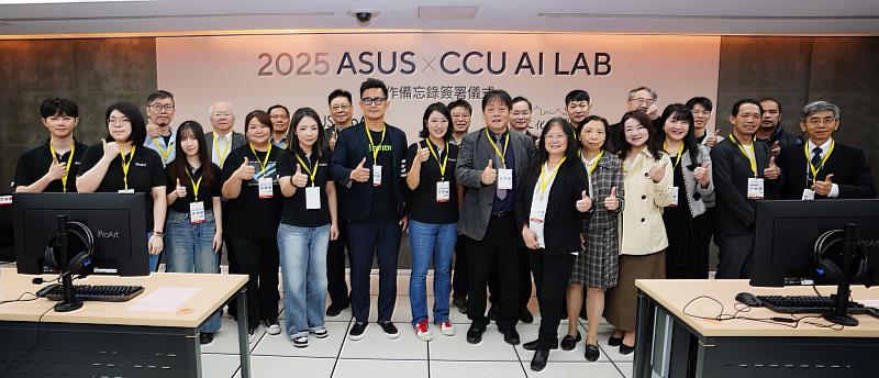 文化大學與華碩簽約典禮現場，師生共同見證合作時刻並合影留念。