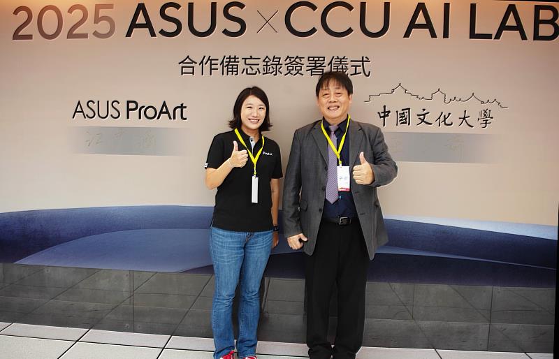 文化大學王子奇校長與華碩聯合科技開放平台暨AIoT事業部事業總經理江尹涵於簽約板上共同簽署合作，象徵文化大學邁入AI跨域教育新里程碑，攜手華碩共創AI教育與產學合作新典範。