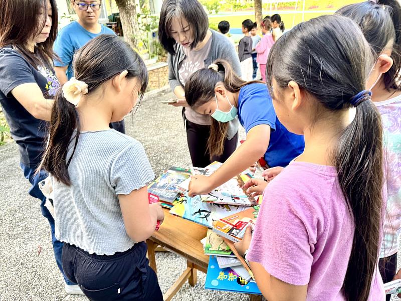 臺東救國團「書香傳千里．悅讀零距離」興隆國小贈書活動