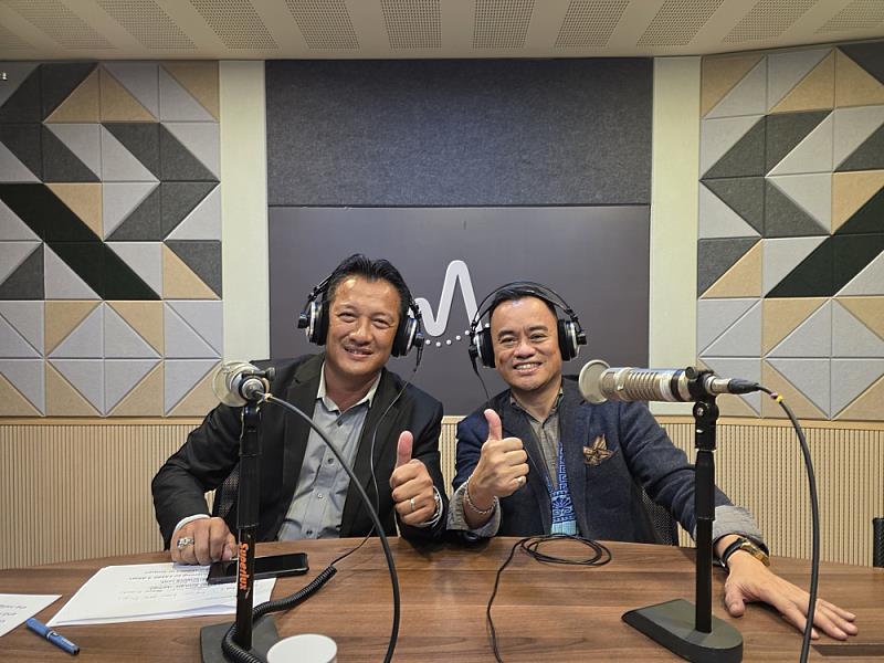 原文會董事長瑪拉歐斯Maraos（右）與菲律賓巴丹群島省長Aguto（左）一起錄製原廣台的Jingle廣告歡迎台呼。圖-原文會會提供