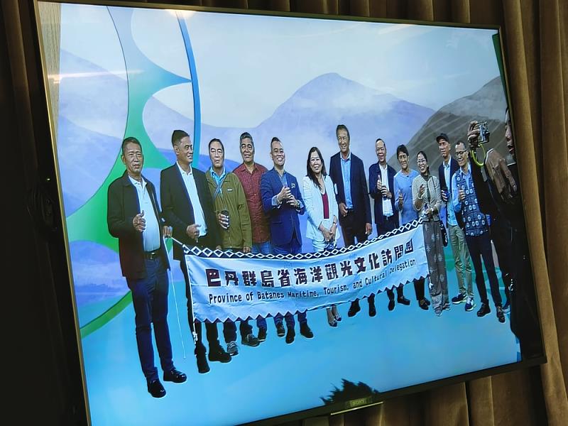 原文會董事長瑪拉歐斯Maraos（左5）與執行長何明輝Alang（右2）帶菲律賓巴丹群島省長Aguto（左7）率領的參訪團參觀原住民族電視台（TITV）攝影棚，並現場看綠幕生成的特效畫面。圖-原文會會提供