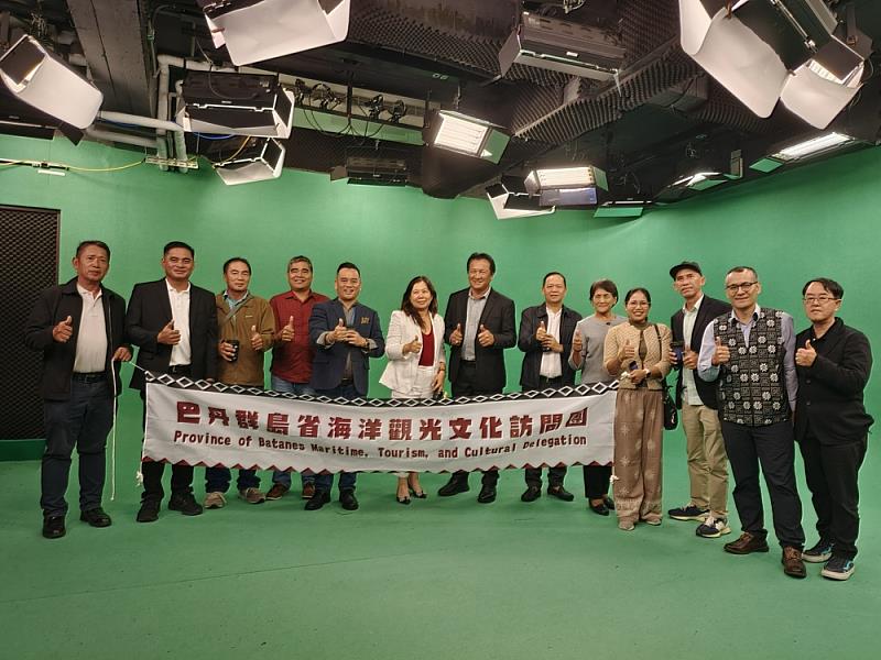 原文會董事長瑪拉歐斯Maraos（左5）與執行長何明輝Alang（右2）帶菲律賓巴丹群島省長Aguto（左7）率領的參訪團參觀原住民族電視台（TITV）攝影棚。圖-原文會會提供