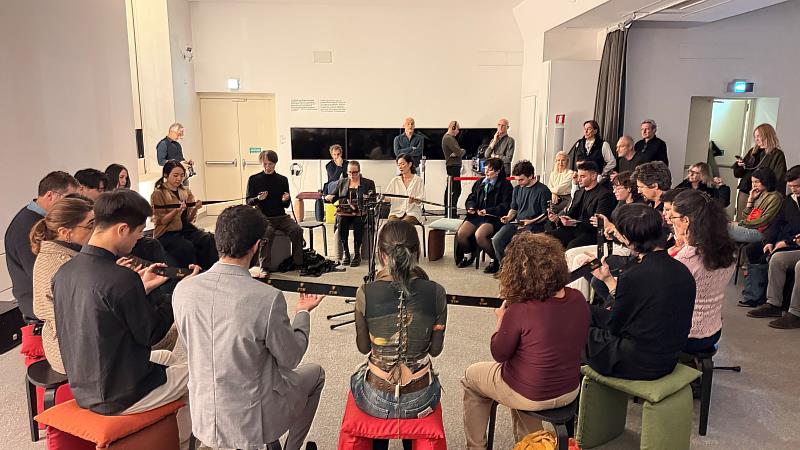 《磁帶音樂》參與演出者正傳遞布製「磁帶」並演繹其文字，以合聲共同完成作品（駐義大利文化組提供）