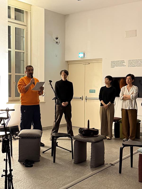 杜林東方藝術博物館長樂大豆（左1）於開幕活動中介紹臺灣藝術家林其蔚（駐義大利文化組提供）
