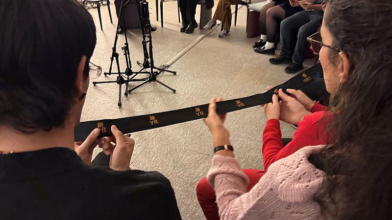 《磁帶音樂》內容取自古代經典《樂記》的「磁帶」，為一條極長的黑色緞帶，上繡有一連串的中文單字與其羅馬拼音，由觀眾以人聲自行詮釋、演繹，眾聲交織形成獨特的儀式之音（駐義大利文化組提供）