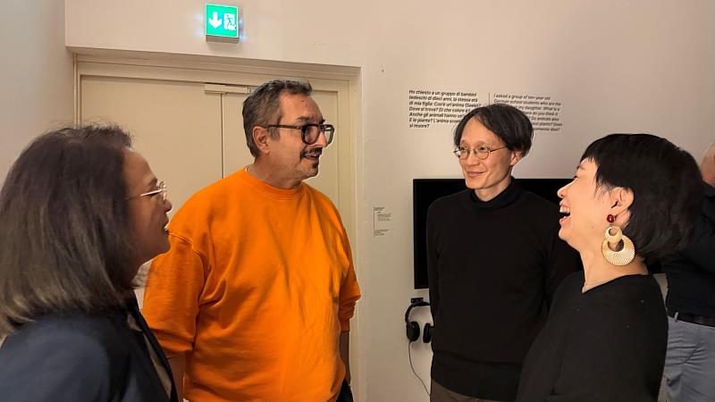 杜林東方藝術博物館長樂大豆（左2）歡迎策展人周安曼（右1）及藝術家林其蔚（右2）（駐義大利文化組提供）
