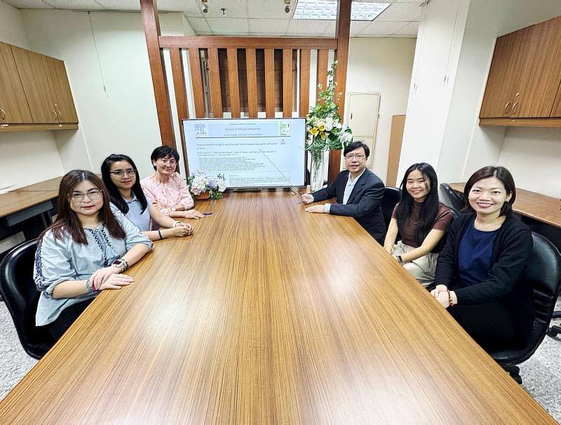 研究團隊成員左起：羅思庭助理、鍾欣怡助理、黃千甄主任、陳易宏主任、郭文寶珍博士生、徐瑞蔓博士。