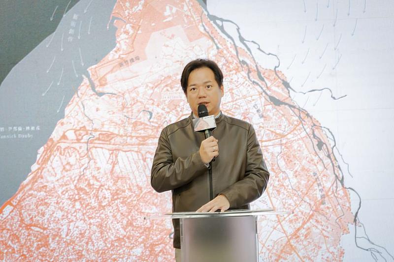 代理市長邱臣遠致詞，邀民眾觀賞城市的成長與蛻變。