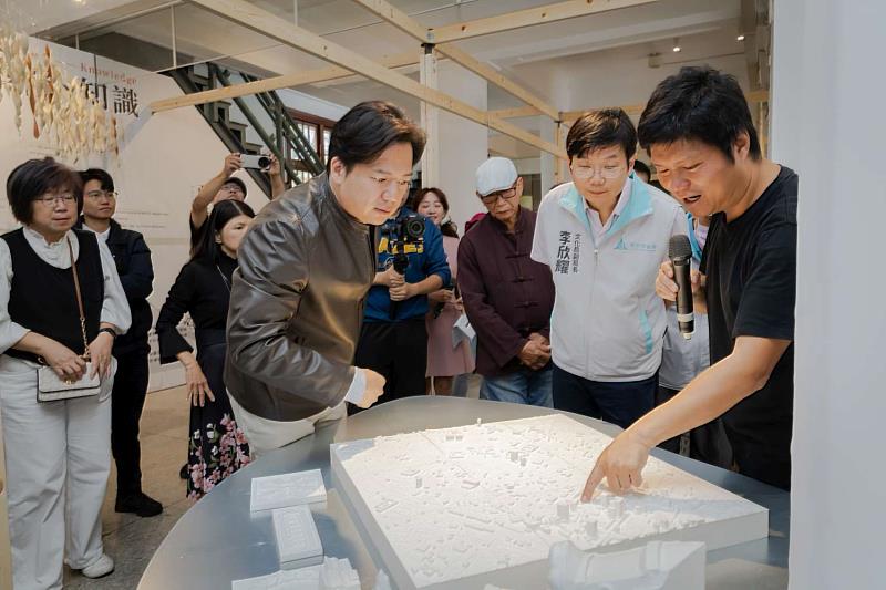 邱臣遠代理市長偕同策展人及藝術家前往美術館觀展。