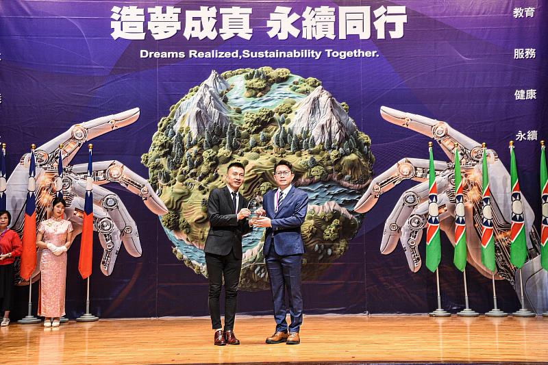 默默付出成公益典範 南投縣工商青年社會服務隊獲「十大績優單位」